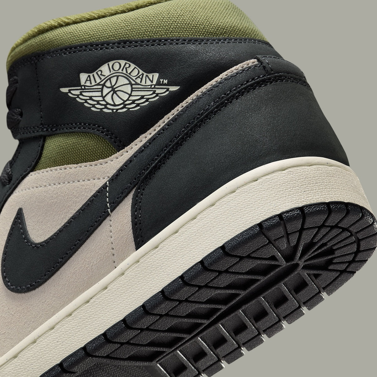 AIR JORDAN 1 GETS A CANVAS